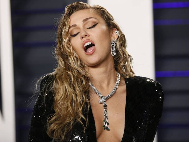 Miley Cyrus faz desabafo emocionante sobre época natalina e declara: "Me sentindo uma merda"