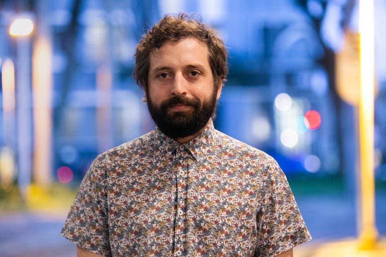 Gregorio Duvivier ordena invasão em celular de chefe da Globo e emissora dá resposta na lata