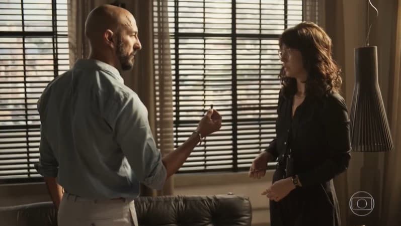 Álvaro (Irandhir Santos) dará flagra em Amanda (Camila Márdilla) em Amor de Mãe e ficará chocado com traidora (Foto: Reprodução/Globo) Álvaro (Irandhir Santos) dará flagra em Amanda (Camila Márdilla) em Amor de Mãe e ficará chocado com traidora (Foto: Reprodução/Globo)