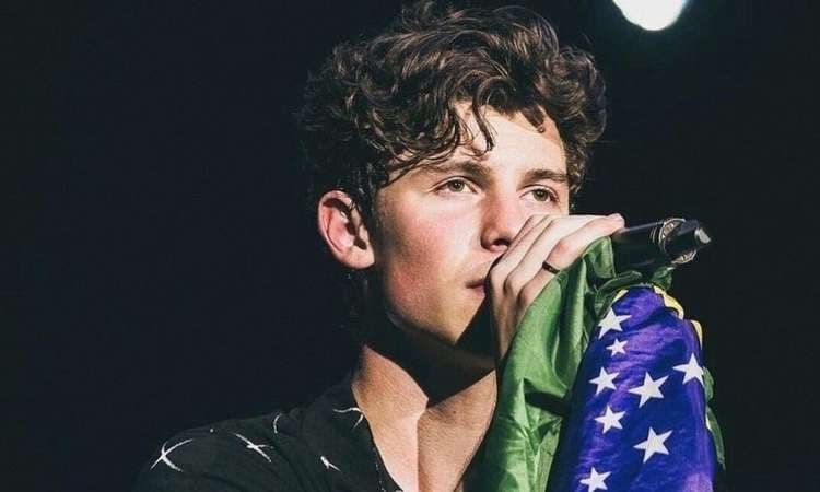 Shawn Mendes faz temperatura subir e aparece apenas de sunga para cumprimentar os fãs cariocas
