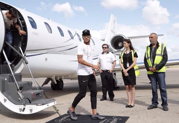 Neymar embarca com amigos em jatinho e tem destino certo para curtir Réveillon