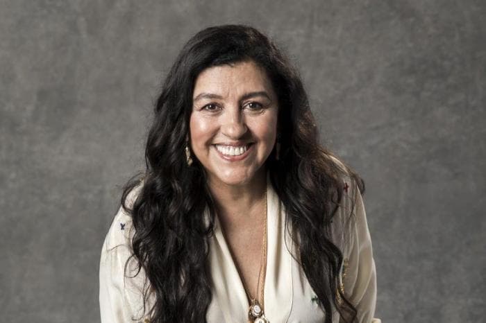 Regina Casé quebra protocolo e revela que se inspira em cantora famosa para gravar Amor de Mãe