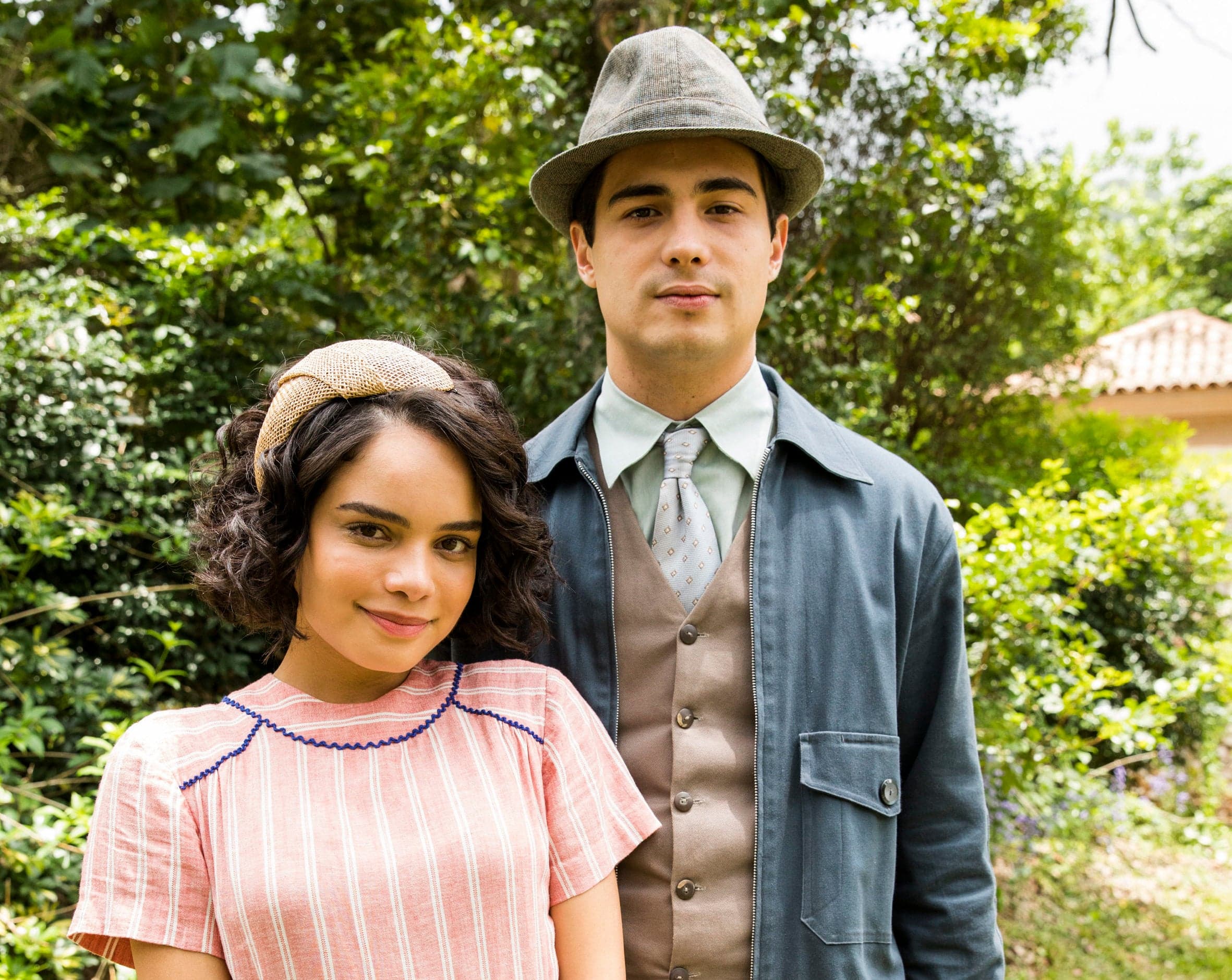 Carlos (Danilo Mesquita) e Inês (Carol Macedo) se encontram pela primeira vez após a volta dela à São Paulo (Foto: Divulgação/Globo)