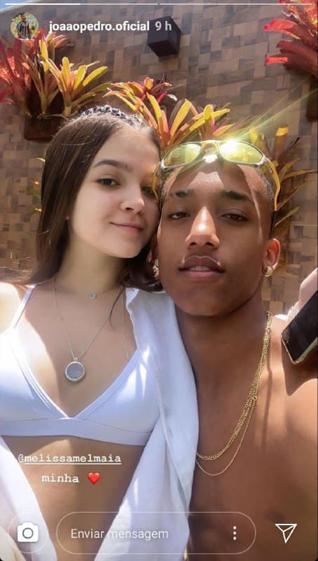 Mel Maia surgiu em foto ousada no colo do namorado João Pedro