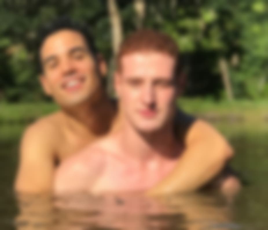 Galã de Malhação, da Globo, se assume gay e posa sem camisa com namorado bonitão