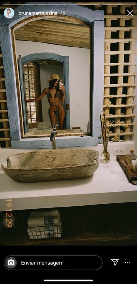 Bruna Marquezine no banheiro (Foto: Reprodução) Bruna Marquezine no banheiro (Foto: Reprodução)