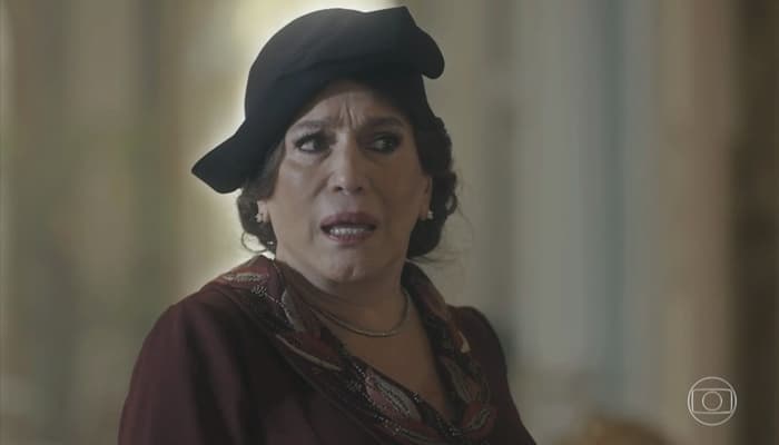 Éramos Seis: Emília perde o controle e escorraça Adelaide na frente de todos
