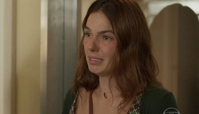 Amor de Mãe: Descontrolado, Vicente espanca Betina até fazê-la jorrar sangue