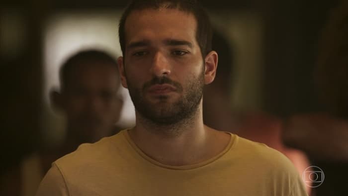 Amor de Mãe: Sandro faz Lurdes de trouxa e tem vida dupla