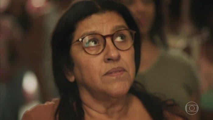 Amor de Mãe: Lurdes tem vida desgraçada por Sandro e acaba na pior