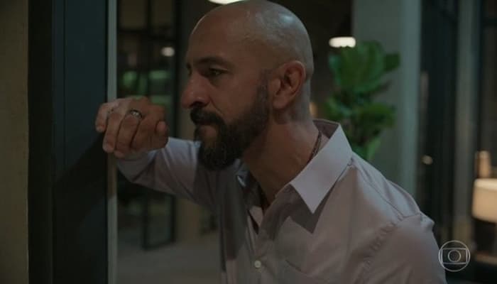 Amor de Mãe: Álvaro dá flagra e faz caçada atrás de traidora vingativa