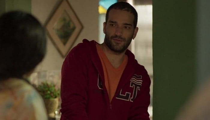 Amor de Mãe: Filho de Vitória, Sandro faz o parto da advogada dentro de carro