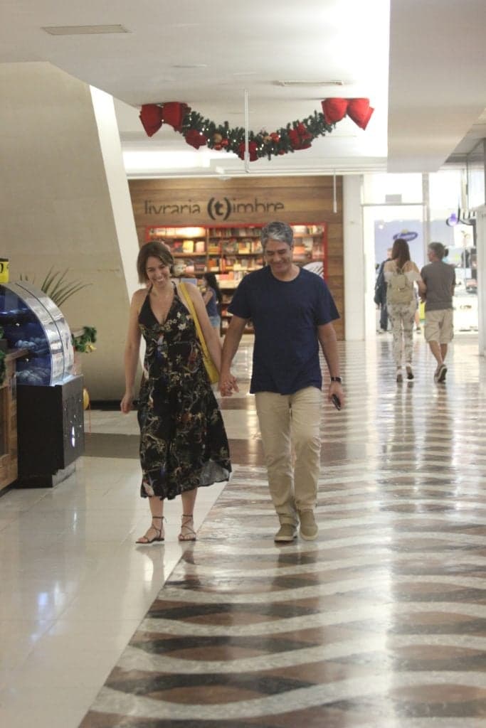 Natasha Dantas e William Bonner juntinhos passeando em shopping do Rio de Janeiro (Foto AgNews) Natasha Dantas e William Bonner juntinhos passeando em shopping do Rio de Janeiro (Foto AgNews)