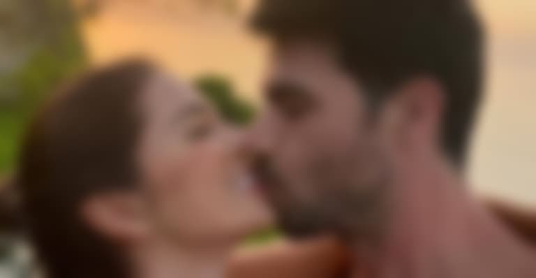 Famosos da Globo são pegos juntos na cama e foto acaba sendo divulgada: "com a mão na bunda dela"