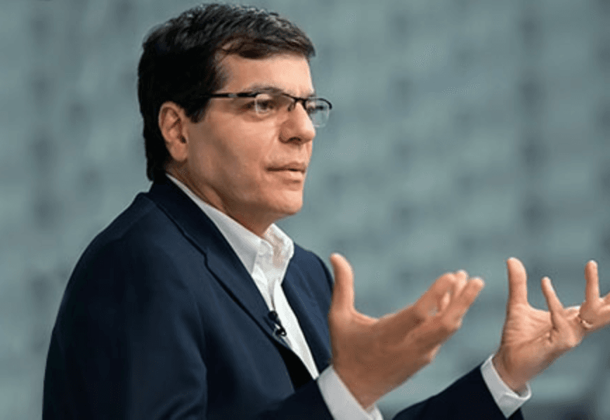 Diretor da Globo é pressionado a falar sobre ataques de Bolsonaro e surpreende com declaração