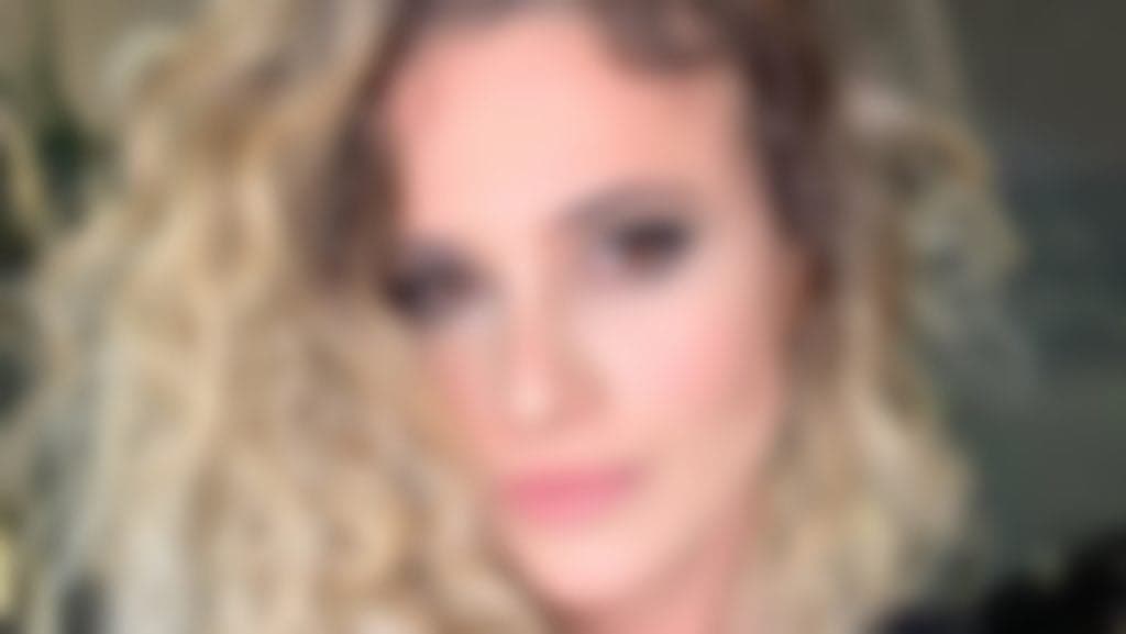 Cantora brasileira causa ao surgir com baseado em foto e faz apelo pela legalização da maconha
