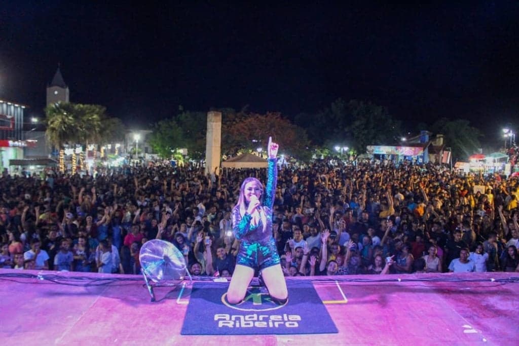 Cantora de forró passa mal e morre momentos depois de subir ao palco e iniciar o show
