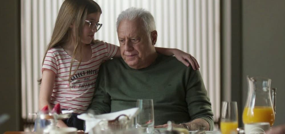Bom Sucesso: Sofia surpreende Alberto e o deixa emocionado com presente