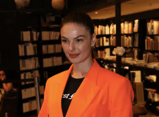 Fora da novela, Isis Valverde aparece em foto sensual, e chama atenção do público com detalhe chocante
