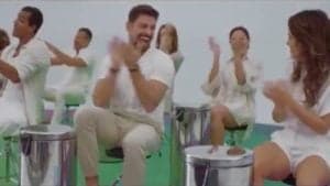 Cauã Reymond participa da vinheta de fim de ano da Globo (Imagem: Reprodução)