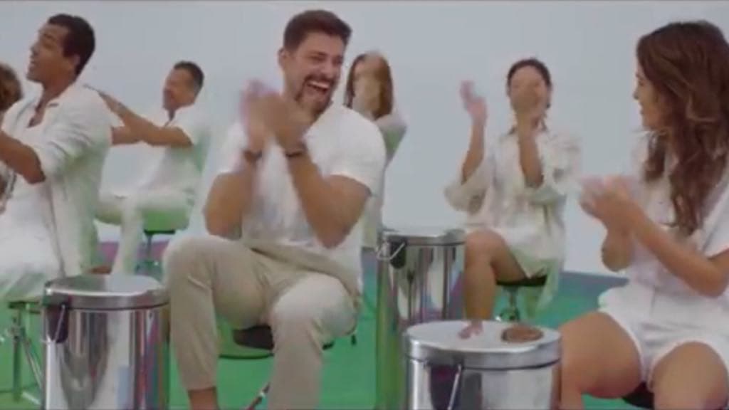 Cauã Reymond participa da vinheta de fim de ano da Globo (Imagem: Reprodução)
