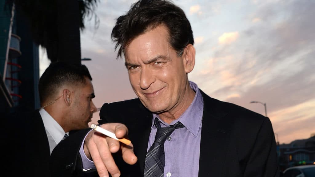 Charlie Sheen faz desabafo emocionante sobre vício nas drogas e revelação terrível sobre a carreira