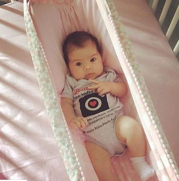 Clara Maria fazendo pose com sinal de paz e amor (Foto: Reprodução/Instagram) Clara Maria fazendo pose com sinal de paz e amor (Foto: Reprodução/Instagram)