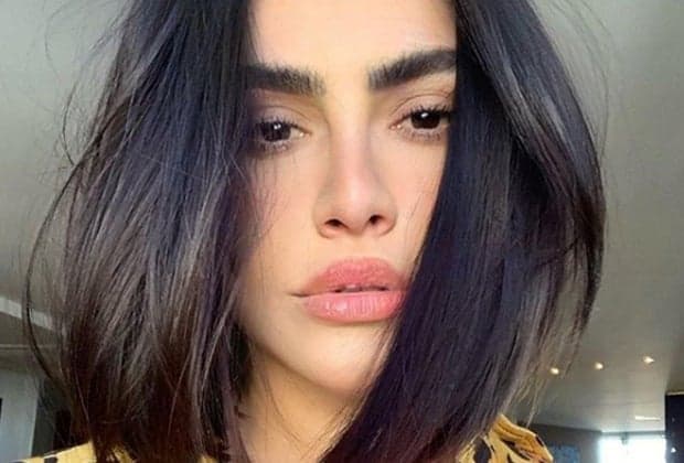 Após ser taxada de gorda, Cleo ignora ataques e posa mostrando corpo real de biquíni