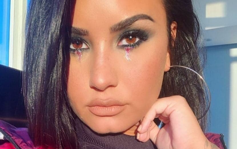 Demi Lovato faz tatuagem impressionante após overdose que quase tirou sua vida e fãs reagem: "Guerreira"