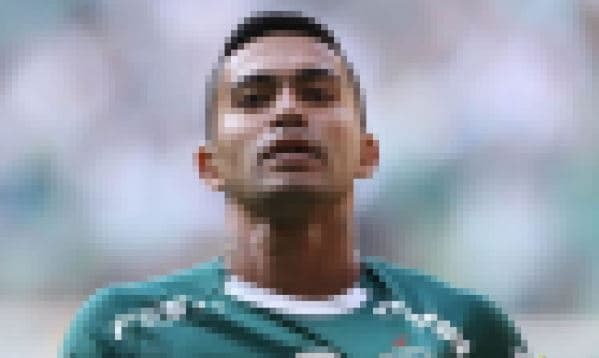 Famoso jogador é acusado de engravidar viúva do melhor amigo e esposa dá surra na amante em estádio