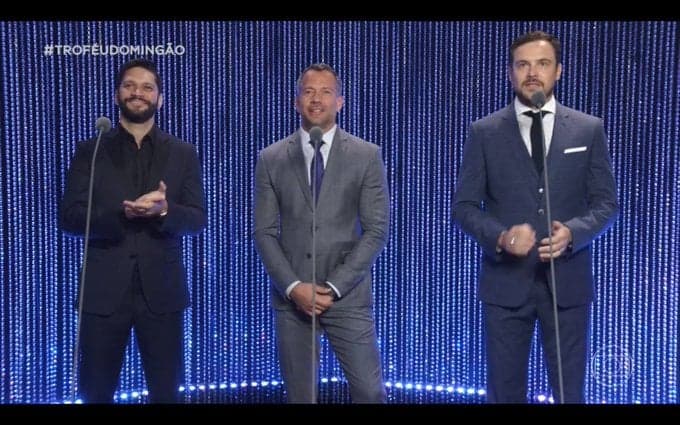 Sérgio Guizé leva Troféu Domingão e público de casa expõe personagem do ator ao ridículo