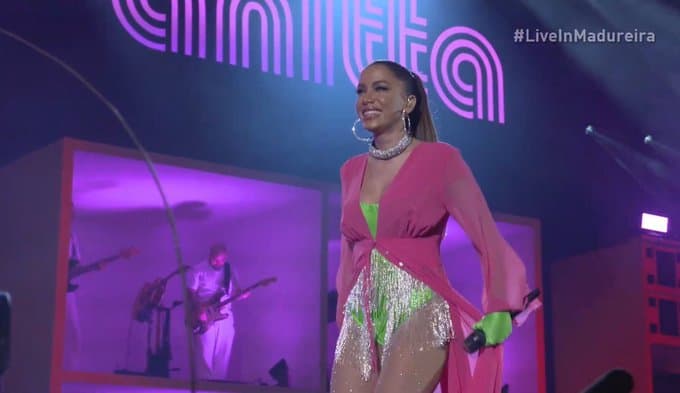Anitta cai no choro, se derrama durante show e motivo deixa fãs impactados