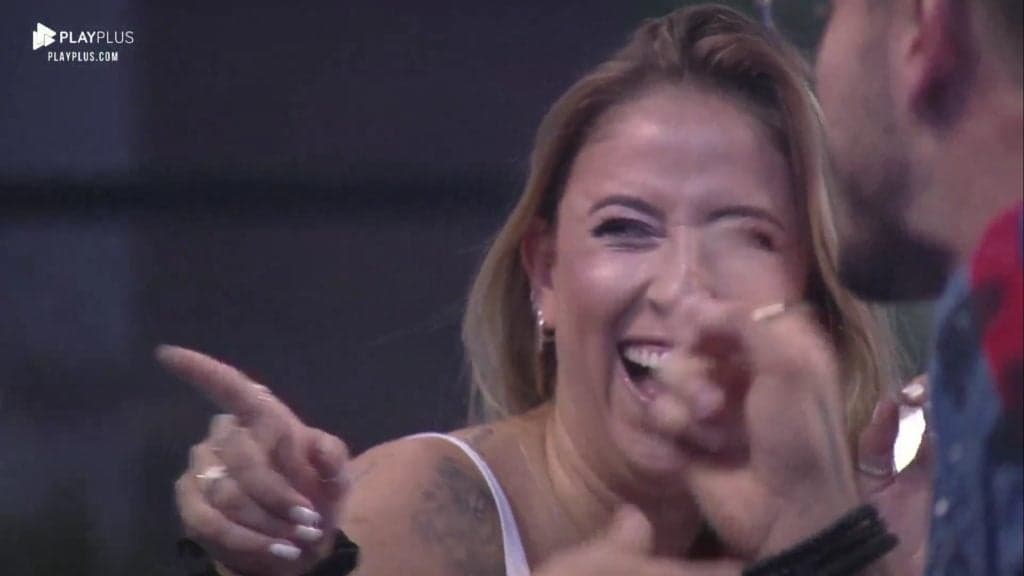 Bifão tira a camisa e acaba mostrando demais em foto; veja