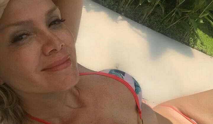 Eliana, aos 46 anos, coloca o bronze em dia e detalhe rouba a cena: "Não acredito"