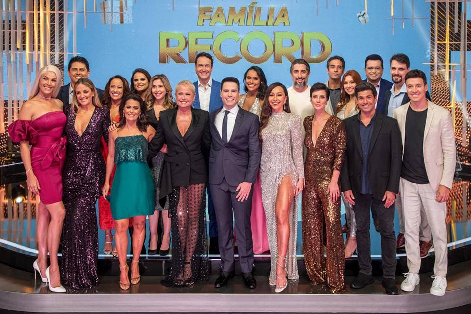 Família Record: Sabrina Sato leva fungada de Luiz Bacci, Ticiane Pinheiro ganha presente bizarro e desmorona no palco