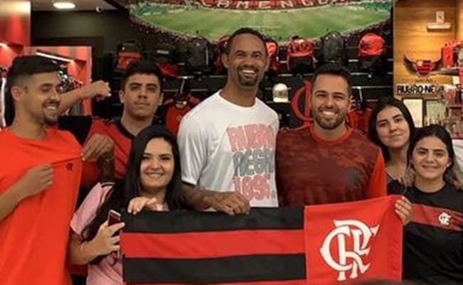 Goleiro Bruno, condenado pela morte de Eliza Samudio, cria revolta após ser tietado por torcedores do Flamengo