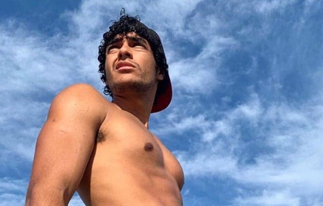 Galã de Bom Sucesso surge apenas de sunga na praia, corpo dá o que falar e detalhe rouba a cena