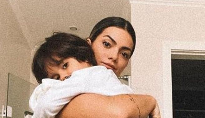 Kelly Key surge completamente nua em banheiro segurando filho no colo e detalhe chama atenção