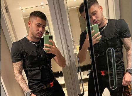 Kevinho sensualiza em frente ao espelho com calça branca apertada e deixa escapar detalhe surreal