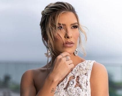 Lore Improta paga valor absurdo em roupa de carnaval, leva calote de estilista e acaba na pior