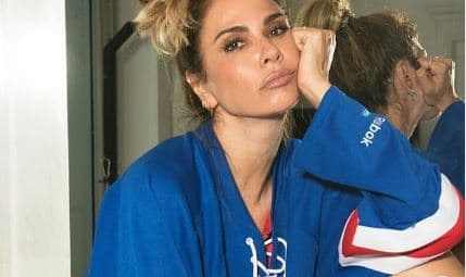 Luciana Gimenez rouba a cena ao expor clique ousado só de calcinha preta rendada e botas: "Gata demais"