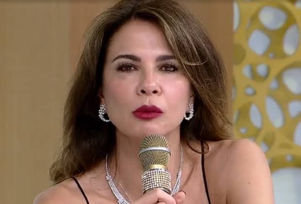 Luciana Gimenez foi massacrada pelos fãs de futebol americano (foto: reprodução/RedeTV!)