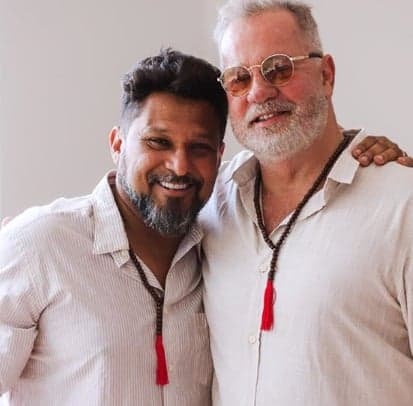 Luiz Fernando Guimarães se casa com marido em cerimônia emocionante: “Olhos inchados de tanto chorar”