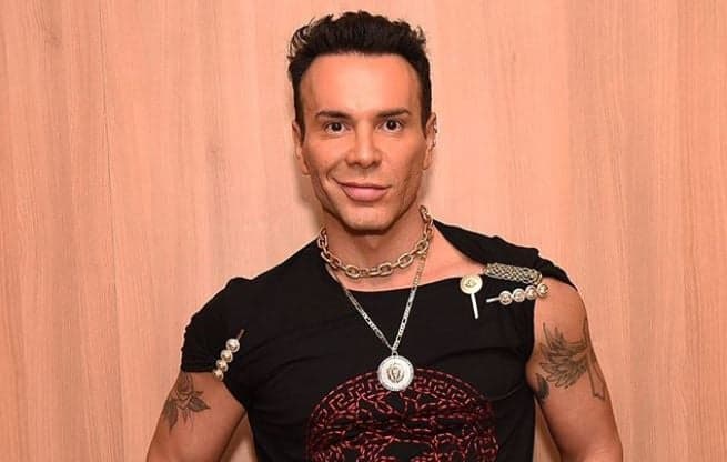 Pegou geral! Matheus Mazzafera é flagrado aos beijos com famoso em festa privada