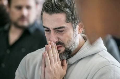 Marcos Mion cai no choro ao receber presente de Gugu Liberato no Amigo Secreto da Record