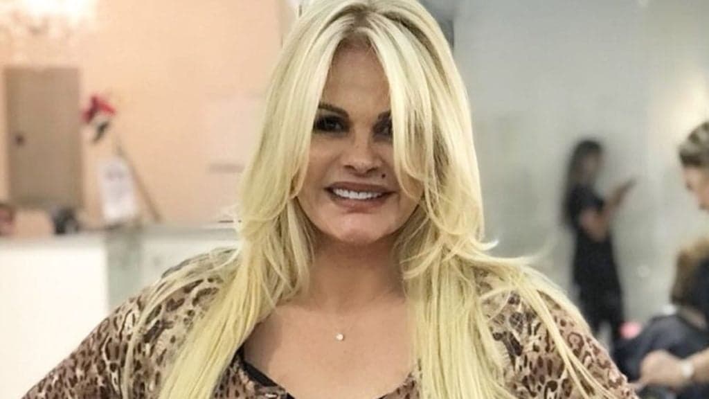 Avó, Monique Evans expõe que abre mão de trocar fraldas e dar banho na neta de 5 meses: "Não sou daquelas"