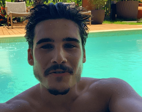 Nicolas Prattes, de Éramos Seis, aparece de sunguinha em foto e dá beijo quente em namorada: “Seduz”