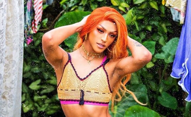 Pabllo Vittar vai à TV, faz ameaça a convidados e promete dar "surra de bumbum" em rapazes