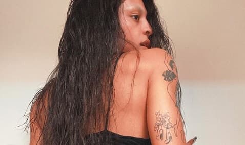 Pabllo Vittar aparece de calcinha cavada, deixa bumbum à mostra e ganha cantada de rival de Anitta