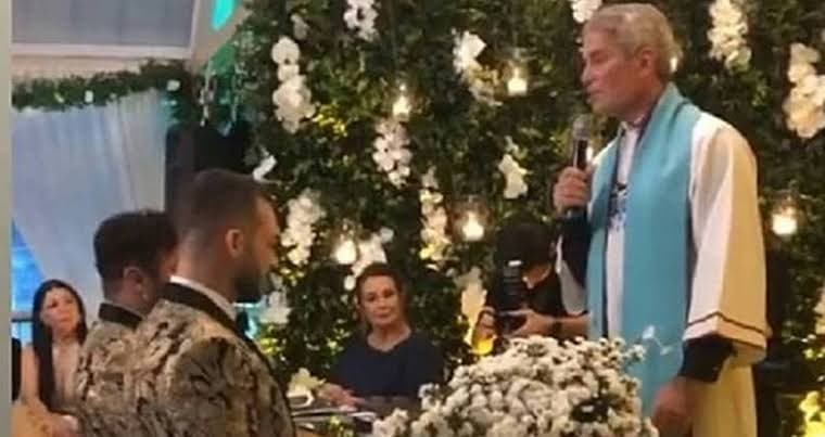 Pastor famoso sofre retaliação dos fiéis da igreja após realizar casamento gay